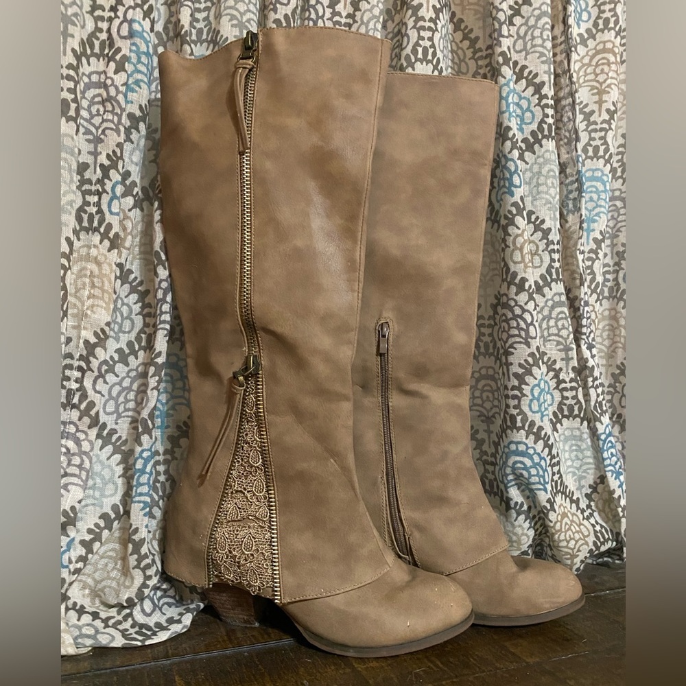 Tan heeled boots with lace - size 9